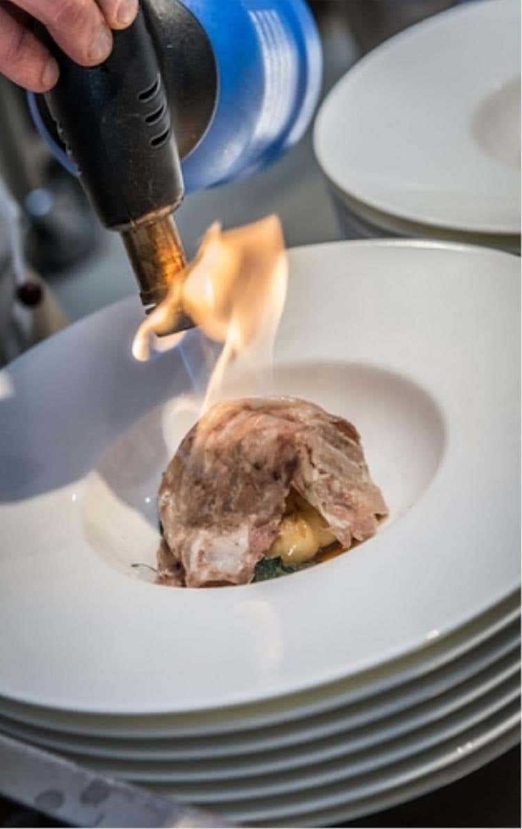 Uova di seppia, erbe di campo e ciccioli (Diego Rossi)